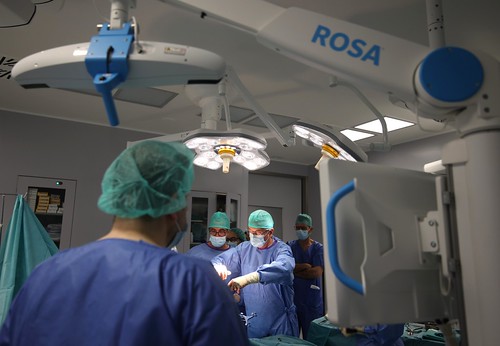 El robot ROSA perfecciona la precisión quirúrgica en la cirugía de rodilla y cadera